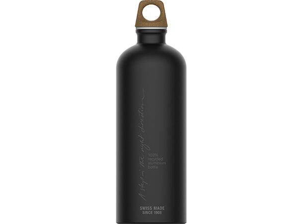 SIGG TRAVELLER MYPLANET Svart 1L Flaska i aluminium "Direction Plain" 