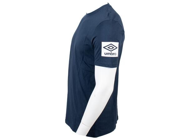 UMBRO FW Terrace Graphic Tee Marin S T-shirt med tryck på ärmen 