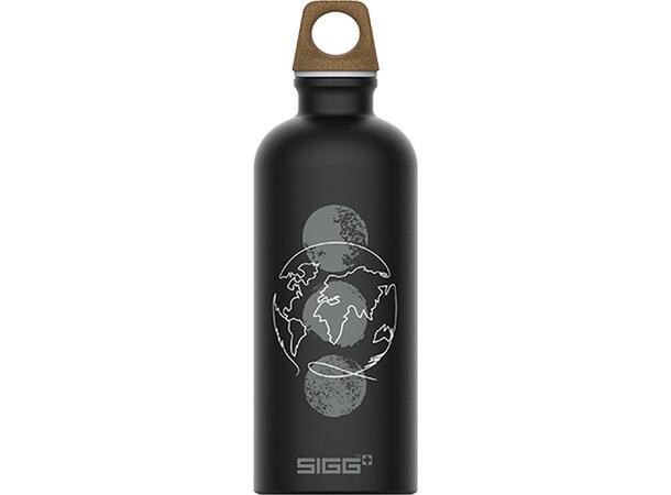 SIGG TRAVELLER MYPLANET Svart+print 0,6L Flaska i aluminium "Direction"