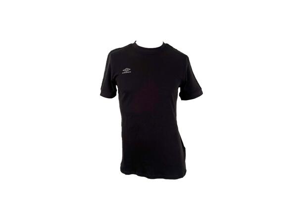 UMBRO Taped Tee Svart M T-shirt med revärer 