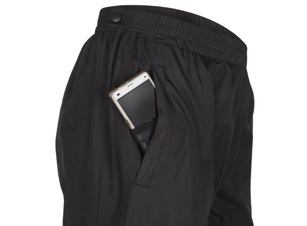 UMBRO Core Woven FZ Pant Svart M Träningsbyxa med lång dragkedja 